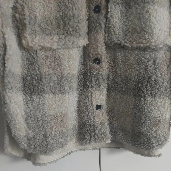 Moon River Plaid Shacket Teddy fuzzy Oversized Size Medium Beige gray - Picture 5 of 5